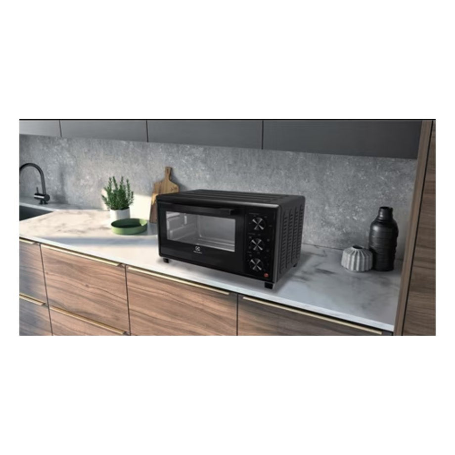 30L UltimateTaste 700 freestanding combination microwave oven